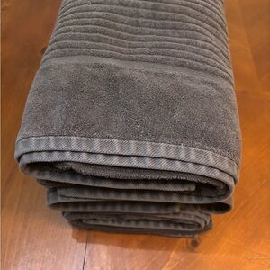 Luxurious Gray Bath Towels (3)